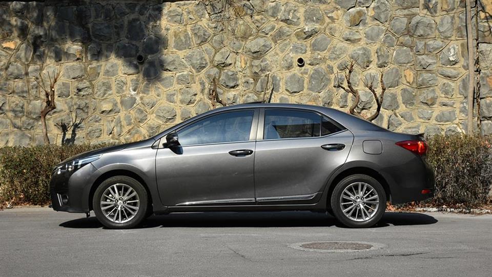 تصویر نمای کنار تویوتا کرولا